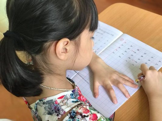 bang chu cai 2 533x400 - Những sai lầm bố mẹ thường mắc phải khi dạy bảng chữ cái cho con