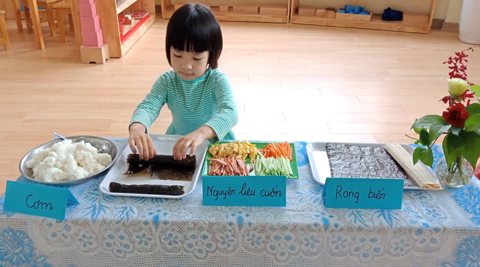 day nau an 2 - Dạy nấu ăn sớm cho trẻ để con rèn luyện những đức tính tốt